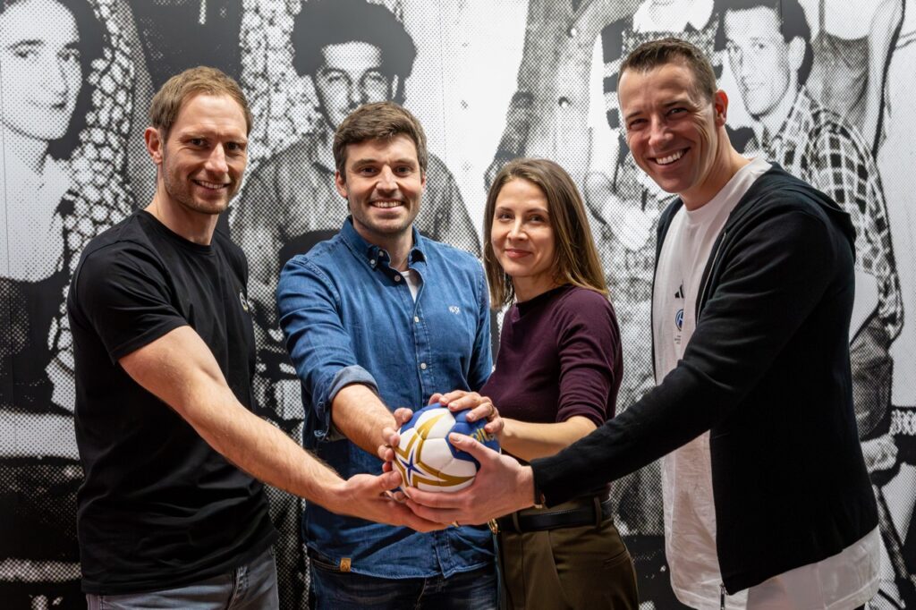 Nehmen gemeinsam Bundesliga-Handball in München in Angriff: der Vorstand der neu gegründeten Handballgemeinschaft München, Dominik Klein (r.), Steffen Weinhold (l.) und Lisa Bieberbach (2. v. r.), sowie HAIX-Gesellschafter und -Geschäftsführer Michael Haimerl (2. v. l.). Bild: HAIX