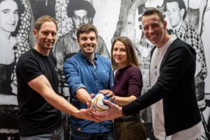 Nehmen gemeinsam Bundesliga-Handball in München in Angriff: der Vorstand der neu gegründeten Handballgemeinschaft München, Dominik Klein (r.), Steffen Weinhold (l.) und Lisa Bieberbach (2. v. r.), sowie HAIX-Gesellschafter und -Geschäftsführer Michael Haimerl (2. v. l.). Bild: HAIX