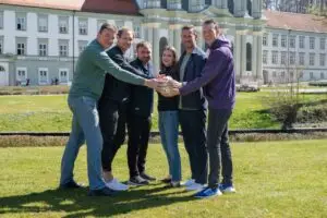 Gemeinsam auf dem Weg in die Bundesliga: Michael Schneck, Steffen Weinhold, Ben Gogger, Lisa Bieberbach, Martin Wild, Dominik Klein (v.l.n.r.) vor dem Kloster Fürstenfeld.