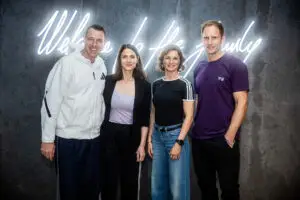 Foto: HGM / Steffen Eirich Von links nach rechts: Dominik Klein (1. Vorsitzender der Handballgemeinschaft München), Lisa Bieberbach (Geschäftsführerin der Handballgemeinschaft München), Marina Moguš (Geschäftsführerin von adidas in Zentraleuropa), Steffen Weinhold (2. Vorsitzender der Handballgemeinschaft München)