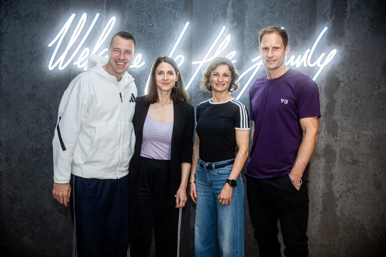 Foto: HGM / Steffen Eirich Von links nach rechts: Dominik Klein (1. Vorsitzender der Handballgemeinschaft München), Lisa Bieberbach (Geschäftsführerin der Handballgemeinschaft München), Marina Moguš (Geschäftsführerin von adidas in Zentraleuropa), Steffen Weinhold (2. Vorsitzender der Handballgemeinschaft München)